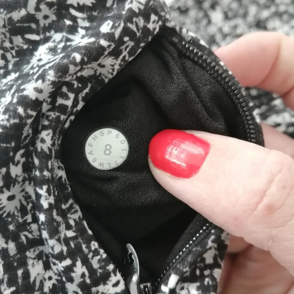 Lululemon Sole Training Mesh 22" Crop Leggings Black White Floral w Pockets 8 - Picture 13 of 14